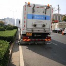 兩臺(tái)重型道路污染清除車亮相鄭州，路面像新鋪的