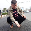 它在馬路上一趟，用手使勁摸地手都不臟